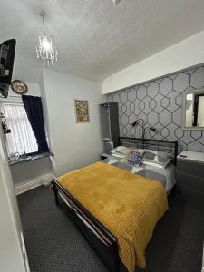 Postel nebo postele na pokoji v ubytování Hornby Villa B&B Couples & Families Only- Quiet Central Location- Near To Winter Gardens