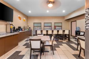 een eetkamer en keuken met een tafel en stoelen bij Red Lion Inn & Suites Blue Springs in Blue Springs