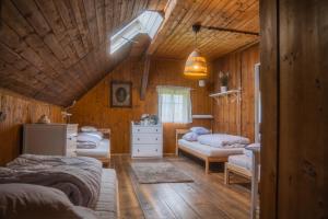 Giường trong phòng chung tại Chalupa Císařský +107 ảnh