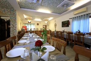 En restaurant eller et andet spisested på The jungle retreat ranthambore