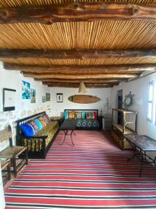 un salon avec des canapés et un tapis dans l'établissement Studio Surf House Kaouki, à Sidi Kaouki
