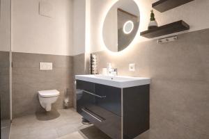 een badkamer met een wastafel en een toilet bij DESIGN LODGE - AlpenLuxus Collection in Kramsach