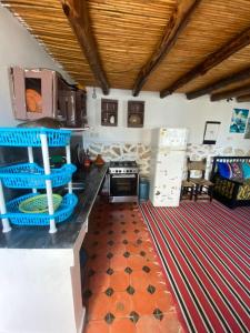 une cuisine avec des égouttoirs à vaisselle bleus dans une pièce dans l'établissement Studio Surf House Kaouki, à Sidi Kaouki