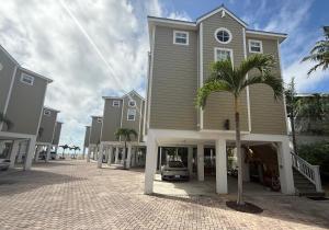 una grande casa con una palma di fronte di Oceanview's and heated pool in Cudjoe Key, FL a Cudjoe Key