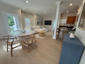 un soggiorno con un tavolo e un divano di Oceanview's and heated pool in Cudjoe Key, FL a Cudjoe Key