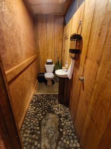 een kleine badkamer met toilet en wastafel bij Hostel Flakos in Zihuatanejo