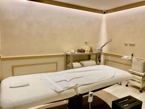 une salle d'hôpital avec un lit et une table dans l'établissement La Villa Mellifera, à Cernay-lès-Reims