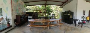 a room with a wooden table and chairs and a kitchen at Hostal Tortuga Surf in Tonosí