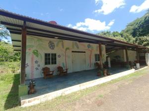 a house with a mural on the side of it at Hostal Tortuga Surf in Tonosí