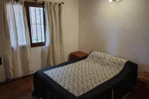 una camera da letto con un letto e una finestra di Casa Alina a Santa Clara del Mar