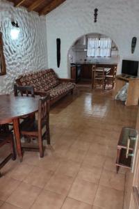 un soggiorno con un divano e un tavolo di Casa Alina a Santa Clara del Mar