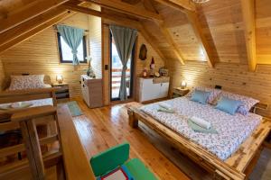 une vue aérienne d'une chambre dans une cabane en rondins dans l'établissement Family Oasis, Plaški, à Plaški