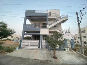 Aominium-Gebäude mit einer Treppe davor in der Unterkunft Jk homestay Mysore in Mysore