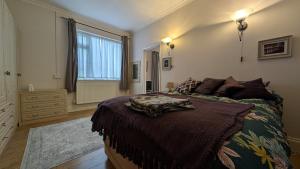 une chambre avec un grand lit et une fenêtre dans l'établissement Seaford Snug, à Seaford