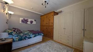 une chambre avec un lit et une commode dans l'établissement Seaford Snug, à Seaford 2 autres photos