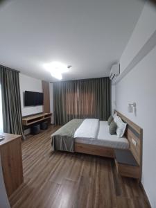 En eller flere senge i et værelse på Pensiunea Harmony Băile Felix + 40 billeder