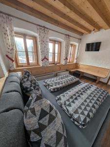 ein Wohnzimmer mit zwei Betten auf einem Sofa in der Unterkunft Sonneckalm in Berchtesgaden in Berchtesgaden