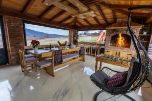 un salon avec une cheminée et un hamac dans l'établissement Family Oasis, Plaški, à Plaški