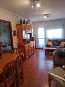 salon z kanapą i telewizorem w obiekcie El Sueño del Maestro w mieście Suances