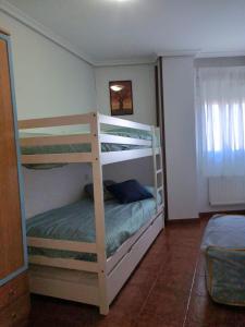 sypialnia z dwoma łóżkami piętrowymi w pokoju w obiekcie El Sueño del Maestro w mieście Suances