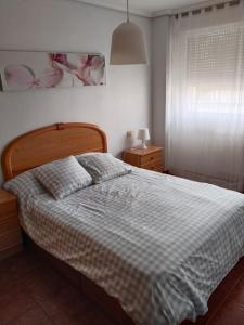 sypialnia z łóżkiem z niebiesko-białą kołdrą w obiekcie El Sueño del Maestro w mieście Suances +8 zdjęć