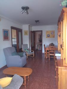 salon z kanapą i stołem w obiekcie El Sueño del Maestro w mieście Suances