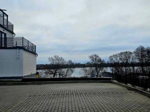 een gebouw met uitzicht op een waterlichaam bij Apartament Studio Centrum in Człuchów