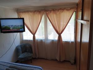 TV a/nebo společenská místnost v ubytování Alojamiento departamentito Viña del mar Chile Casa Segundo piso en arriendo completo