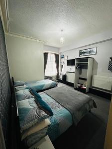 Postel nebo postele na pokoji v ubytování Hornby Villa B&B Couples & Families Only- Quiet Central Location- Near To Winter Gardens