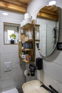 une salle de bain avec un miroir et un lavabo dans l'établissement Family Oasis, Plaški, à Plaški