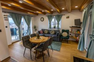 un salon avec une table et un canapé dans l'établissement Family Oasis, Plaški, à Plaški