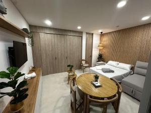 een kamer met een bed, een tafel en een bank bij doca brisa in Santa Marta