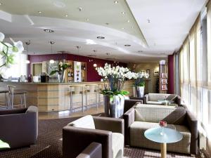 een lobby van een hotel met banken en een bar bij Mercure Hotel Dortmund City in Dortmund