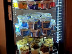 een koelkast gevuld met yoghurt en andere voedingsmiddelen bij Black Swan House, Old Town in Gdańsk