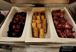 twee schalen met eten, waaronder druiven en andere lekkernijen bij Black Swan House, Old Town in Gdańsk