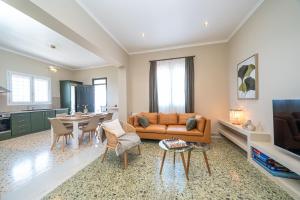 ein Wohnzimmer mit Sofa und Tisch in der Unterkunft Thea Sea View Kefalonia in Sarláta