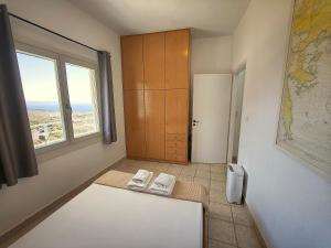 Postel nebo postele na pokoji v ubytování Aggelos & Melina Studios - Enjoy sunset from Aggelos!