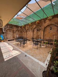 een patio met tafels en stoelen in een bakstenen gebouw bij HOTEL MATAMOROS frente al consulado in Matamoros +5 foto's