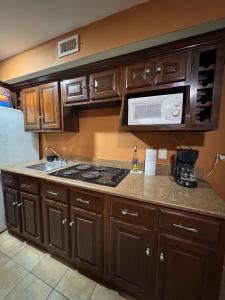 een keuken met een fornuis en een magnetron bij HOTEL MATAMOROS frente al consulado in Matamoros