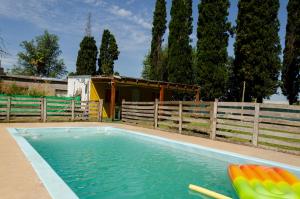 a swimming pool in a yard with a fence and trees at Quinta El Oasis in Junín