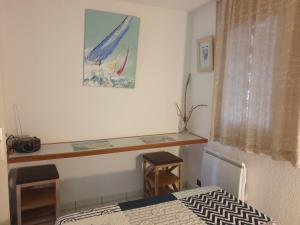 una camera da letto con un letto e una scrivania di Vue sur mer 300m de la plage ad Arzon