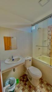 a bathroom with a toilet and a sink and a tub at Alojamientos Fredys in Santa Cruz de Mompox +26 photos