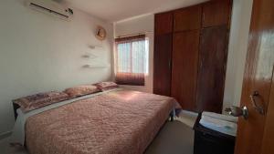 a bedroom with a bed and a window at Alojamientos Fredys in Santa Cruz de Mompox