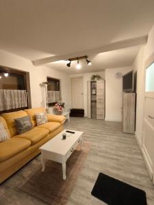 een woonkamer met een bank en een salontafel bij FeWo Antweiler Unterdorf in Mechernich