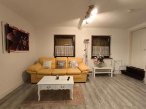 een woonkamer met een bank en een salontafel bij FeWo Antweiler Unterdorf in Mechernich