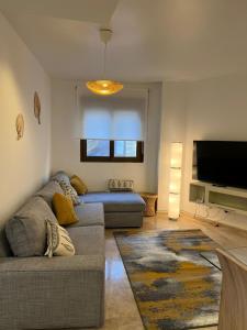 een woonkamer met een bank en een flatscreen-tv bij La Llum de Serra in Serra +20 foto's