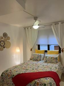 een slaapkamer met een bed met een rode deken bij La Llum de Serra in Serra