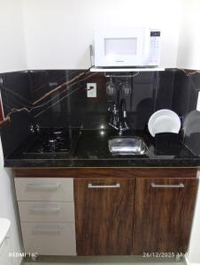 Kuchyň nebo kuchyňský kout v ubytování Apartamento com Quintal - Ar Cond - Ótima Localização + 8 fotografií