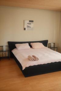 een slaapkamer met een bed met twee handdoeken erop bij Pension Zum Waldrand in Sinsheim