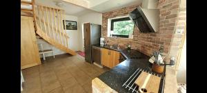 - une cuisine avec un évier et un mur en briques dans l'établissement Wallander's hometown, close to beach & café, à Ystad
